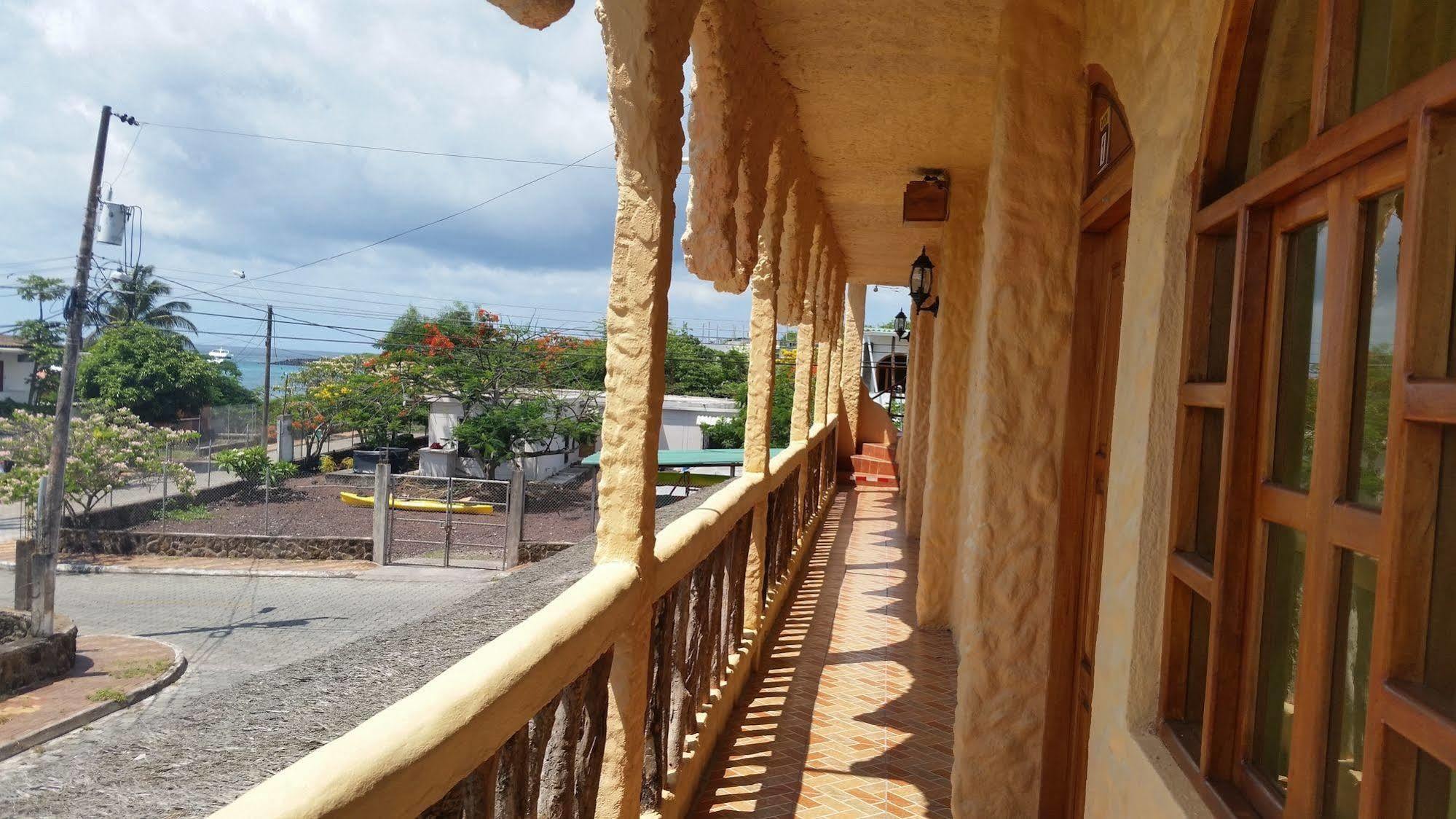 Royal Galapagos Inn Пуэрто-Бакерисо-Морено Экстерьер фото
